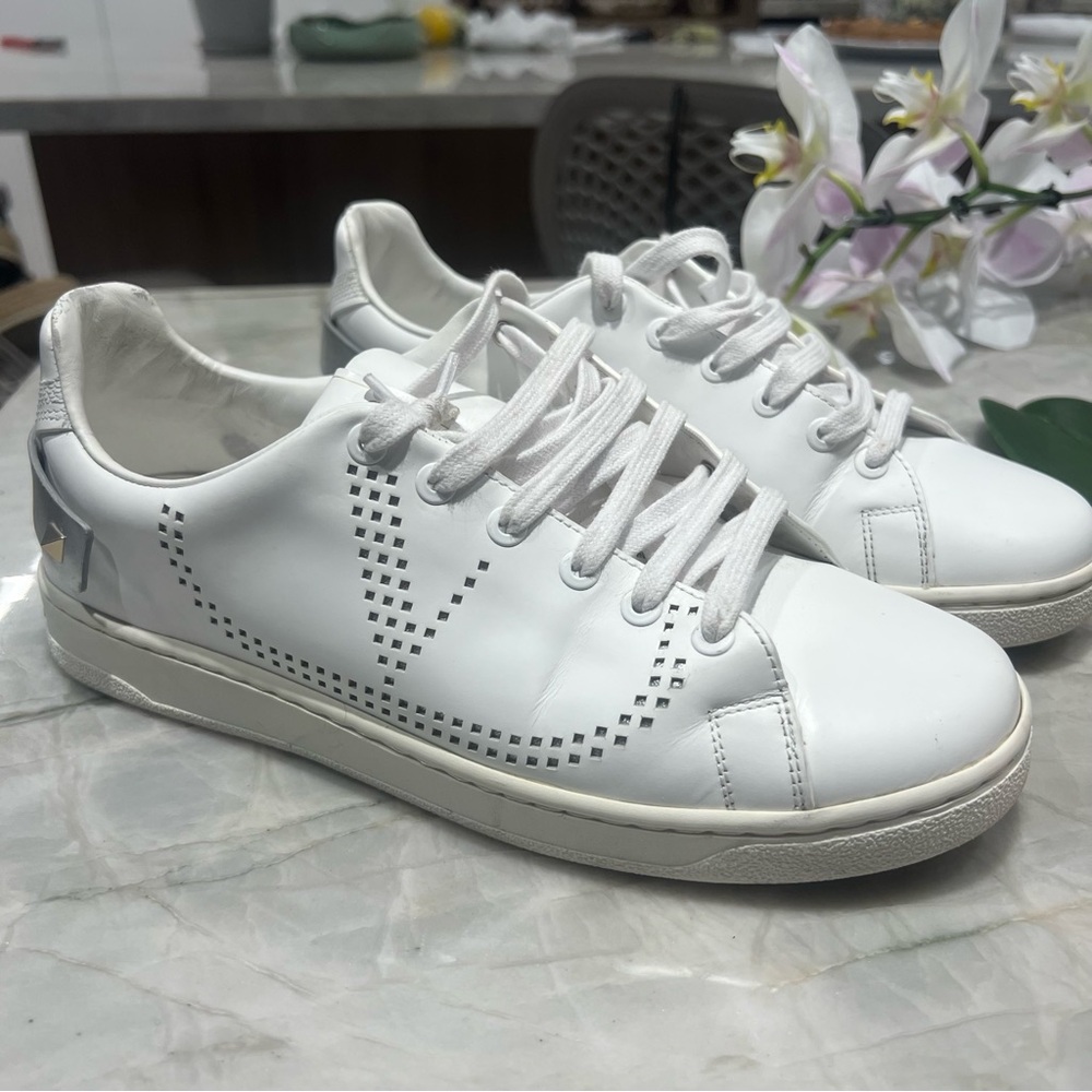 VALENTINO GARAVANI V LOGO SNEAKERS WHITE & SILVER SIZE 39 1/2